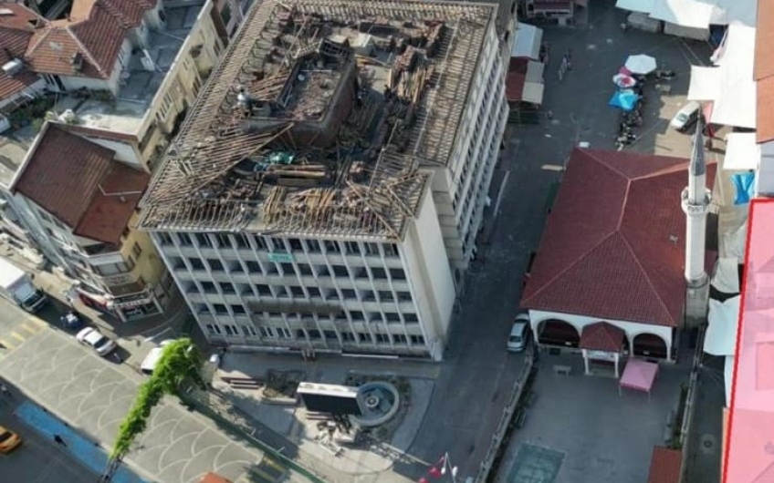 Cumhuriyet Meydanı'ndaki Devrek Belediyesi Hizmet Binamızın yıkım çalışmaları başladı.